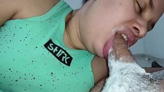 Hungry bitch delights in all this creampie dripping into her greedy mouth - porn video